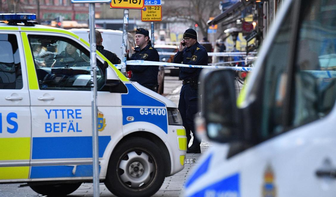 Avspärrningar i centrala Malmö efter att en man hittades skottskadad. Mannen avled senare, enligt sjukvården. Foto: Johan Nilsson/TT