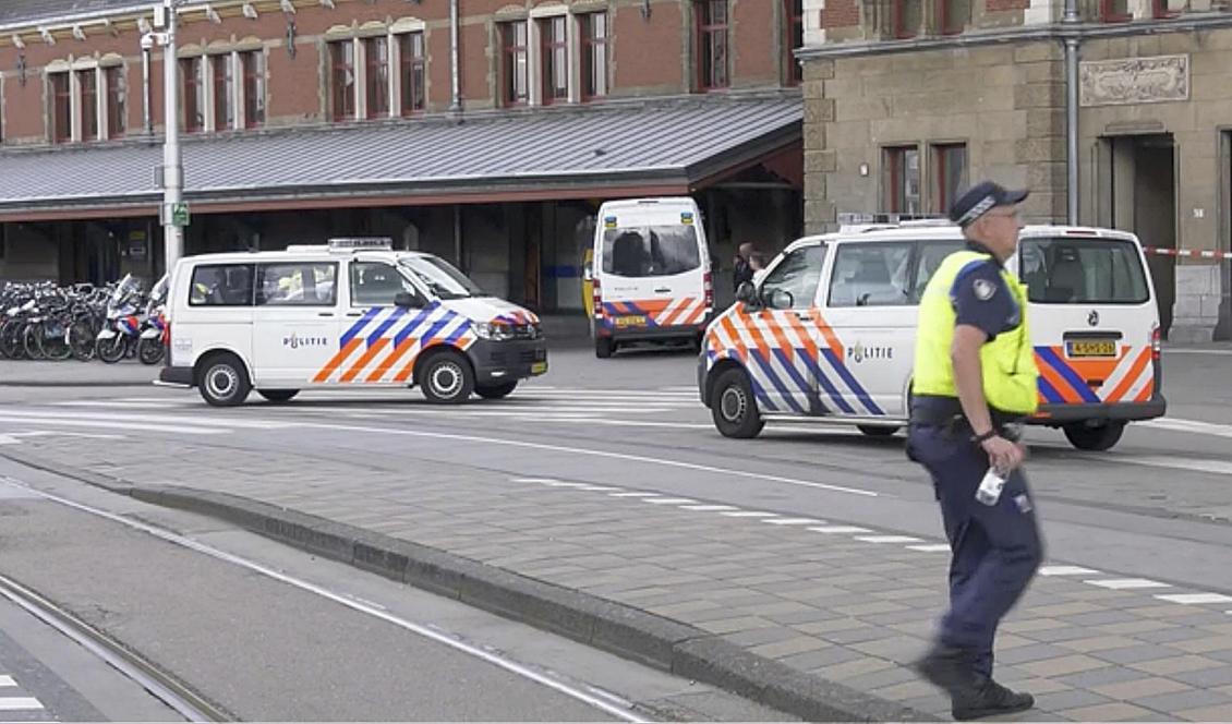 I augusti skadades två personer när en 19-årig man gick till attack på centralstationen i Amsterdam. Foto: Alex Furtula/AP/TT-arkivbild