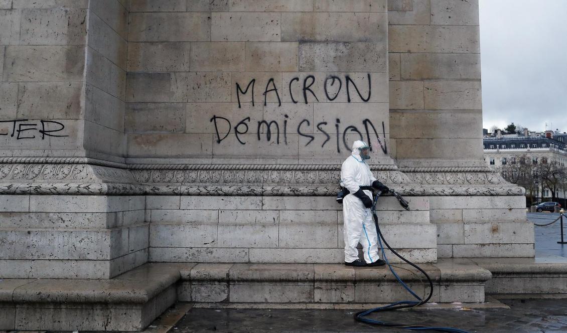 
"Avgå Macron" har en demonstrant klottrat på Triumfbågen. Nu ska premiärminister Edouard Philippe möta företrädare för rörelsen. Foto: Thibault Camus/TT                                                