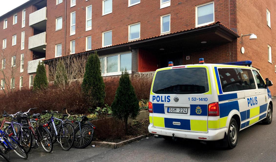 Ett tillslag har gjorts i Biskopsgården. Foto: Jonas Dagson/TT