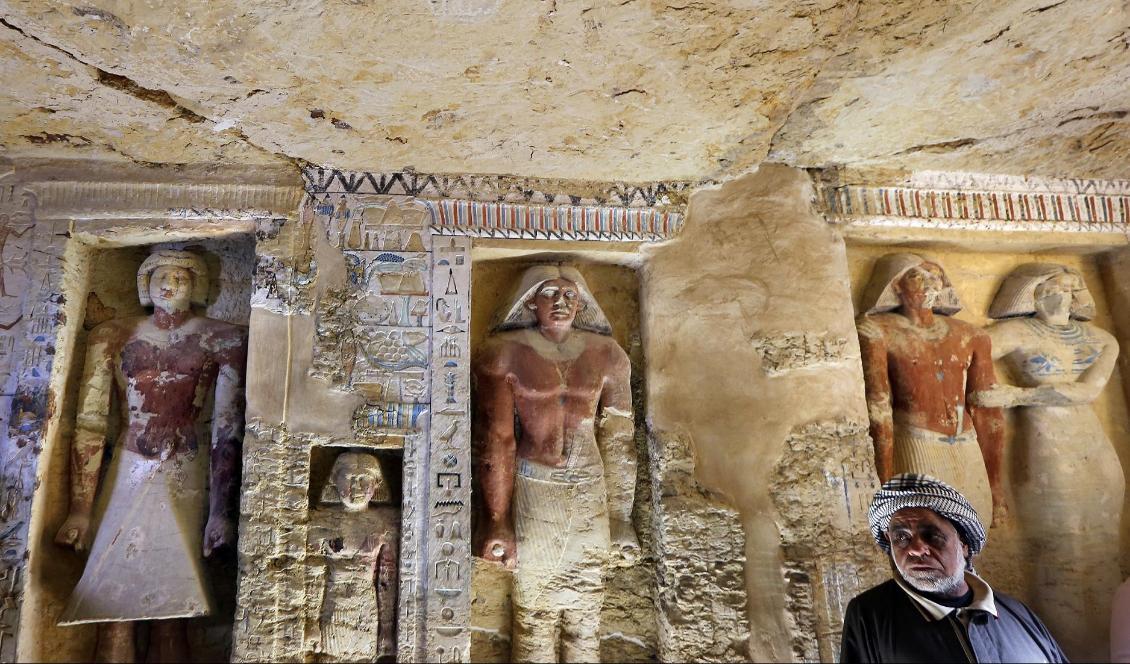 Egyptiska arkeologer har hittat en över 4 400 år gammal gravkammare för en kunglig överstepräst i ett pyramidkomplex i Sakkara i Kairo. Foto: Amr Nabil/AP/TT