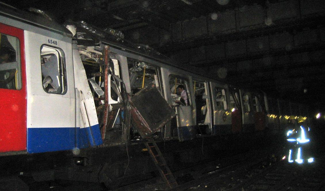 En söndersprängd tunnelbanevagn i London efter terrordåden den 7 juli 2005: Över 50 människor dog. Foto: Takayuki Kawashima/AP/TT-arkivbild