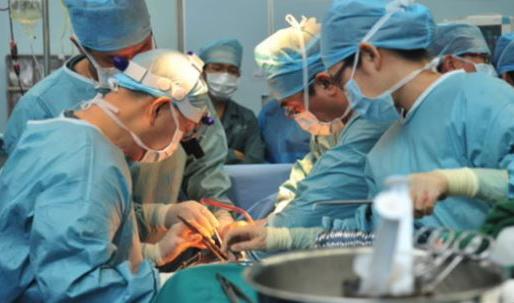 


Organtransplantation i Kina. Personerna på bilden har ingen direkt koppling till artikeln. Skärmdump från filmen "Harvested Alive – 10 Years of Investigations".                                                                                                                                                