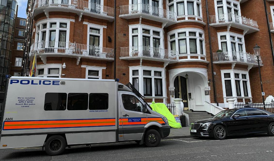 Polisen utanför ambassaden där Assange befunnit sig i flera år. Foto: Rebecca Brown/PA/AP/TT