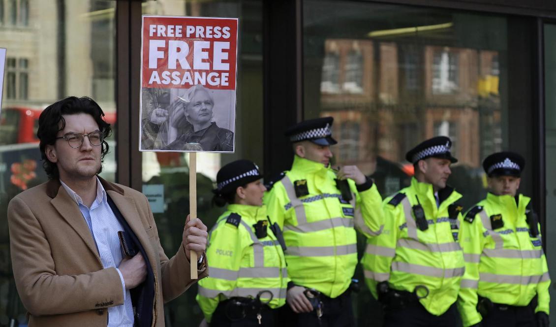 En demonstrant visar sitt stöd för Julian Assange utanför domstolen i London efter torsdagens gripande. Foto: Matt Dunham/AP/TT