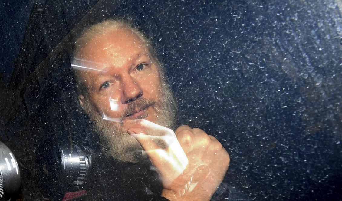 Wikileaksgrundaren Julian Assange i en polisbil sedan han gripits i London på torsdagen. Foto: Victoria Jones/PA/AP/TT