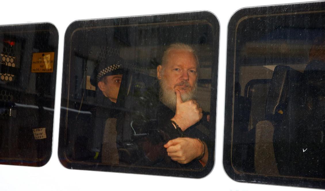 Wikileaksgrundaren Julian Assange i en polisbil sedan han gripits i London. Foto: Henry Nicholls/Reuters/TT
