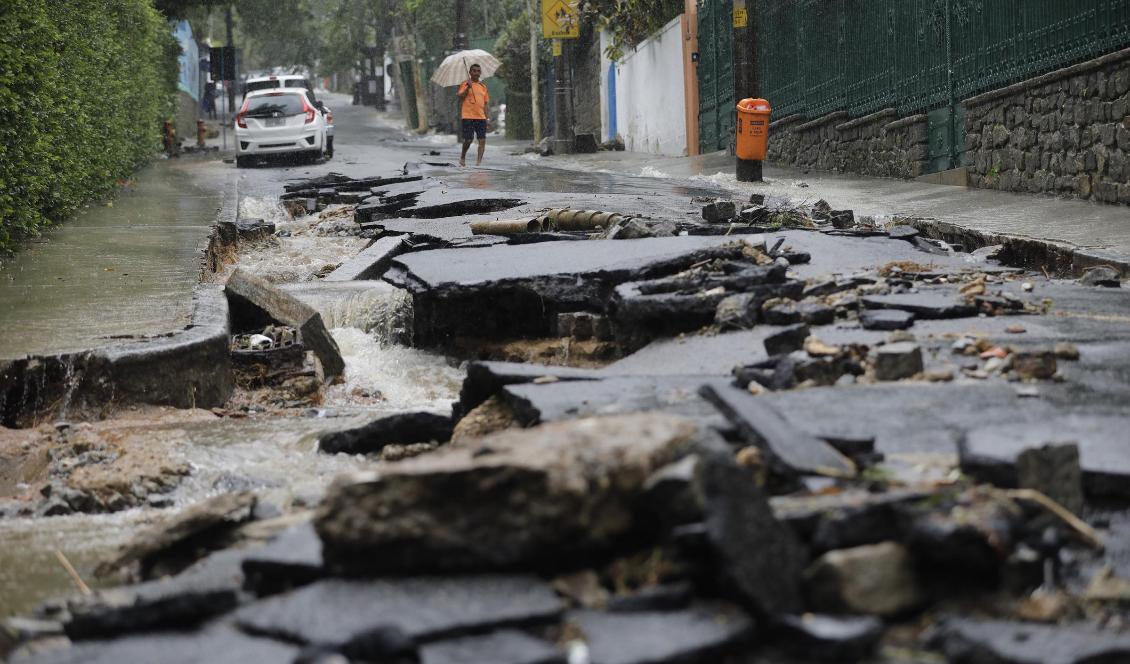 
Förödelse efter det kraftiga skyfallet i Rio de Janeiro i Brasilien. Foto: Silvia Izquierdo/AP/TT                                                