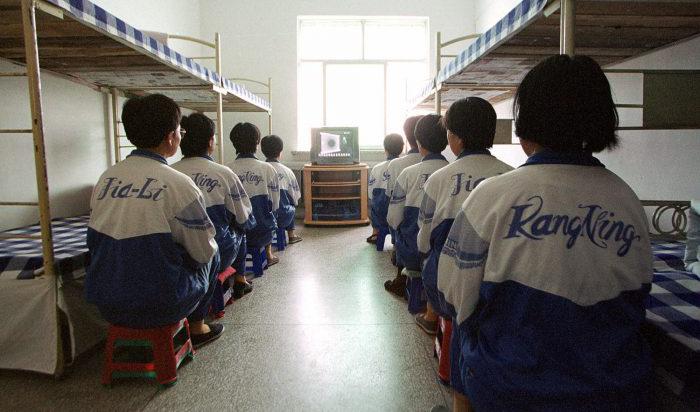 Falun Gong-utövare i Masanjia arbetsläger tvingas titta på en video som är avsedd att "omskola" dem, den 22 maj 2001. Foto: John Leicester, AP