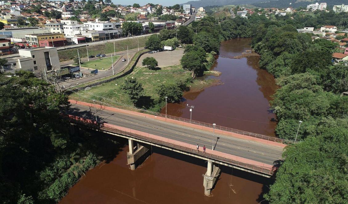 
Paraobebafloden där den rinner genom byn Brumadinho. Arkivbild från den 1 februari – en knapp vecka efter dammkollapsen. Foto: Andre Penner/AP/TT                                                