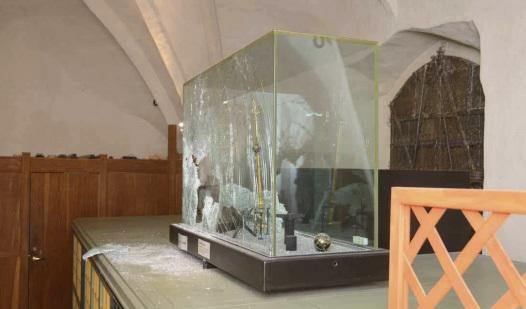 Utställningsrummet med den krossade glasmonter där regalierna visades för allmänheten. Foto: Polisens förundersökning/TT