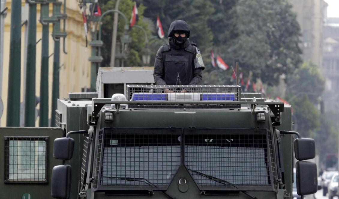
Egyptisk polis patrullerar i Kairo. Foto: Amr Nabil/AP/TT-arkivbild                                                