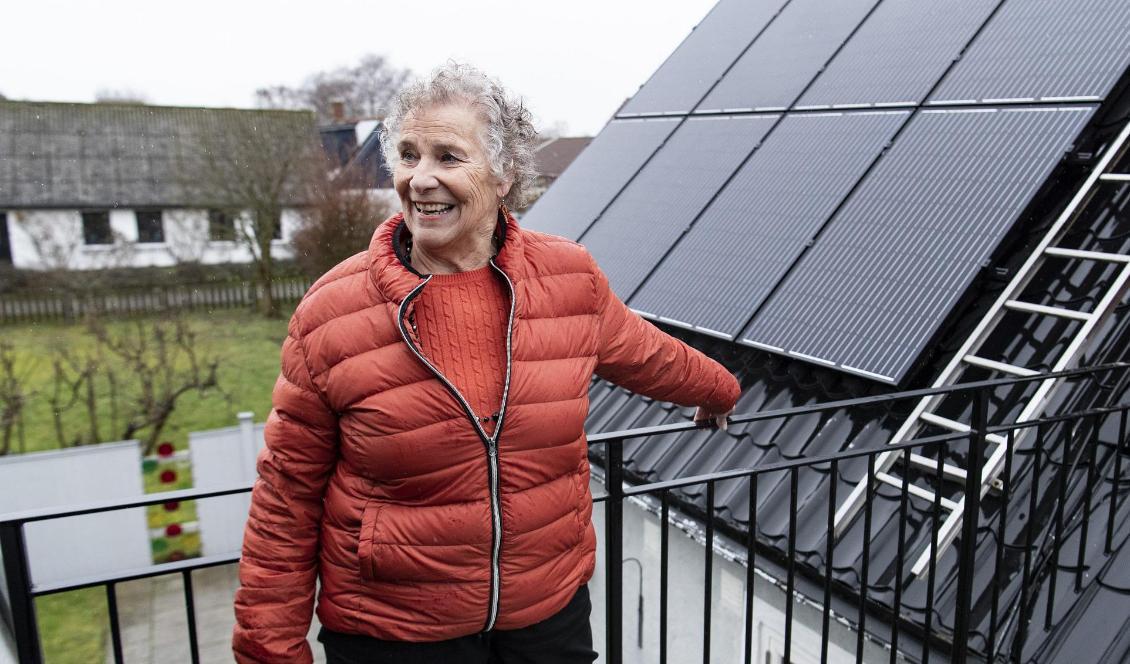 Simrisbon Karin Lefvert har solpaneler på bostadshuset och ett förråd. Foto: Johan Nilsson/TT