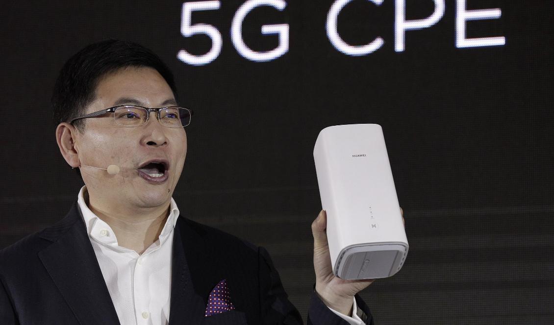 
En av Huaweis högsta chefer, Richard Yu, presenterar en trådlös 5G-router i Peking för en vecka sedan. Foto: Andy Wong/AP/TT                                                