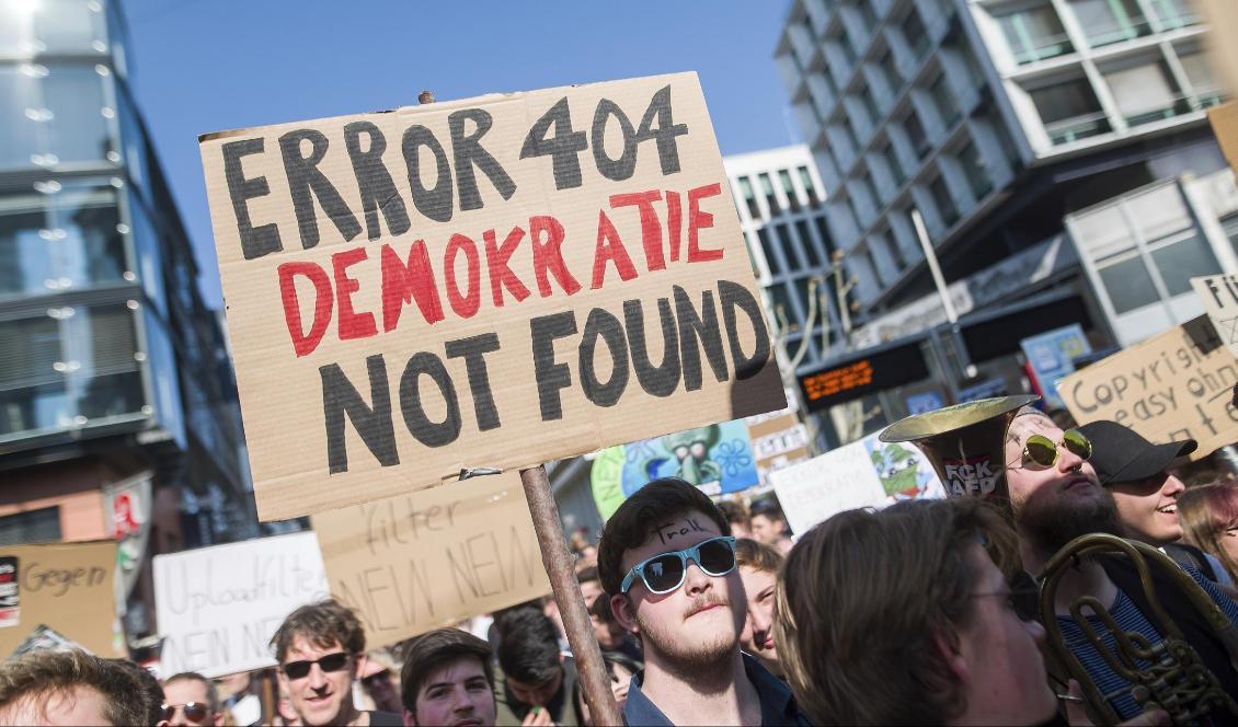 Demonstranter i Stuttgart oroas för internets framtid om EU:s nya upphovsrättsregler går igenom. Foto: Sebastian Gollnow/dpa/AP/TT-arkivbild