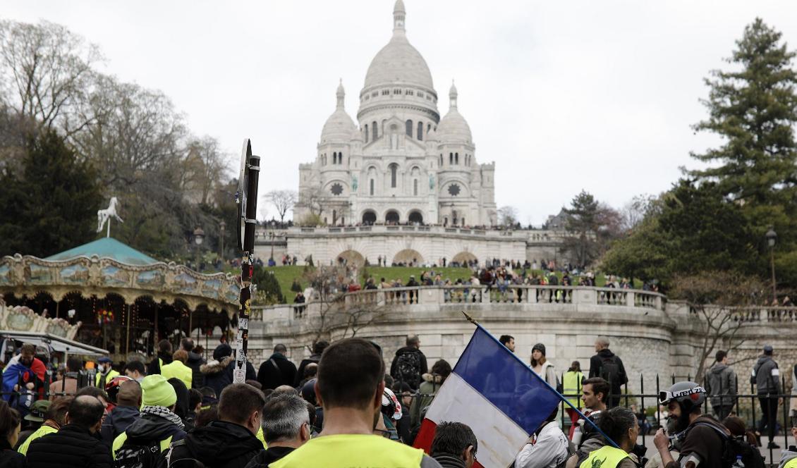 Demonstranter i Paris på lördagen. Foto: Kamil Zihnioglu/AP/TT