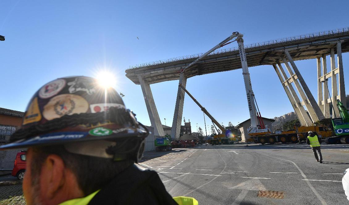 Området där bron rasade är avstängt för rivning och återuppbyggnad. Foto: Luca Zennaro/AP/TT-arkivbild