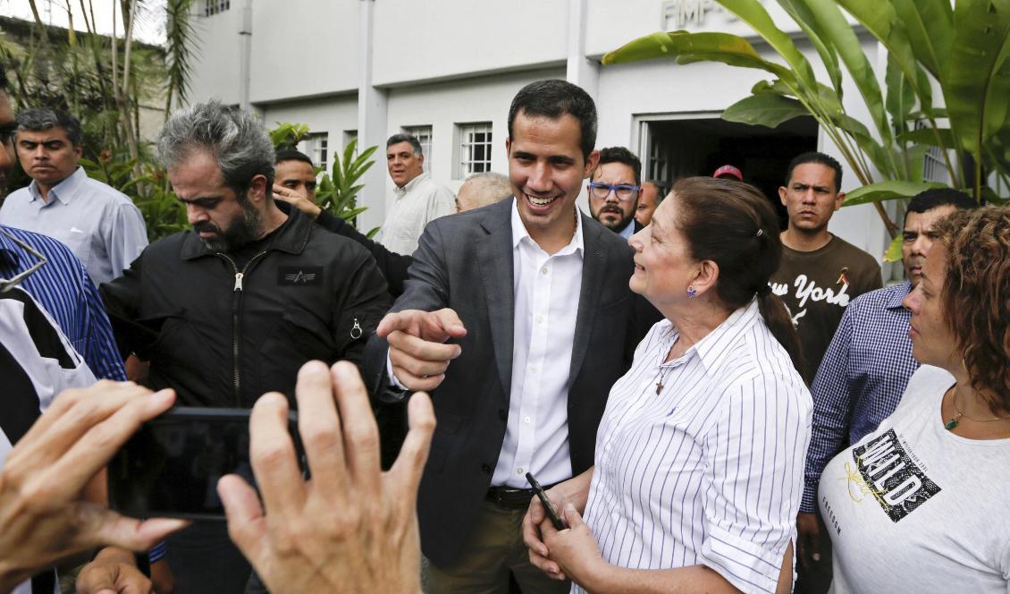 Venezuelas oppositionsledare Juan Guaidó med fackliga företrädare under tisdagen. Foto: Fernando Llano/AP/TT