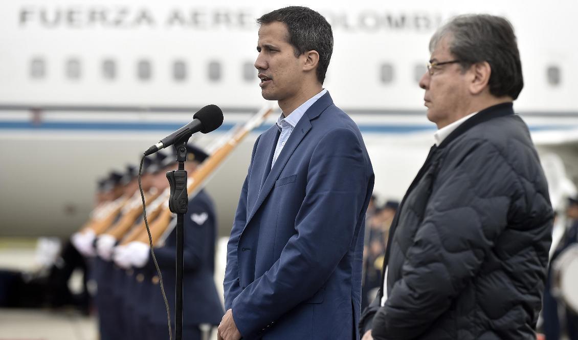 Venezuelas oppositionsledare Juan Guaidó vid en välkomstceremoni på flygplatsen i Bogotá. Foto: Efrain Herrera/AP/TT-arkivbild