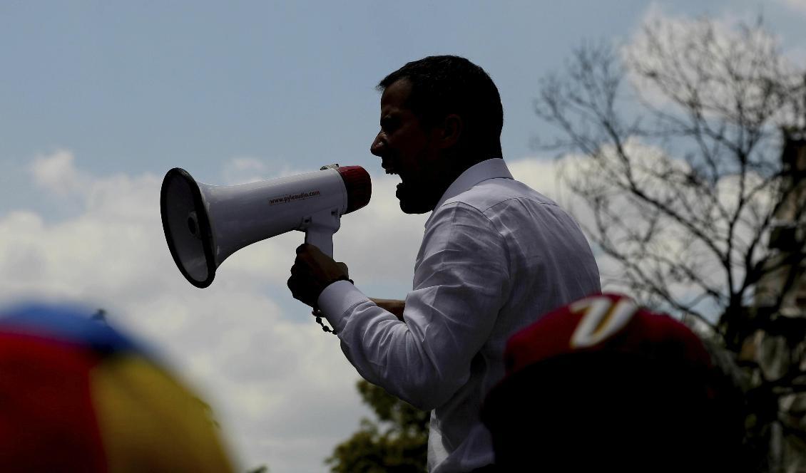 Venezuelas oppositionsledare Juan Guaidó talade i en megafon under demonstrationen i Caracas. Foto: Fernando Llano/AP/TT