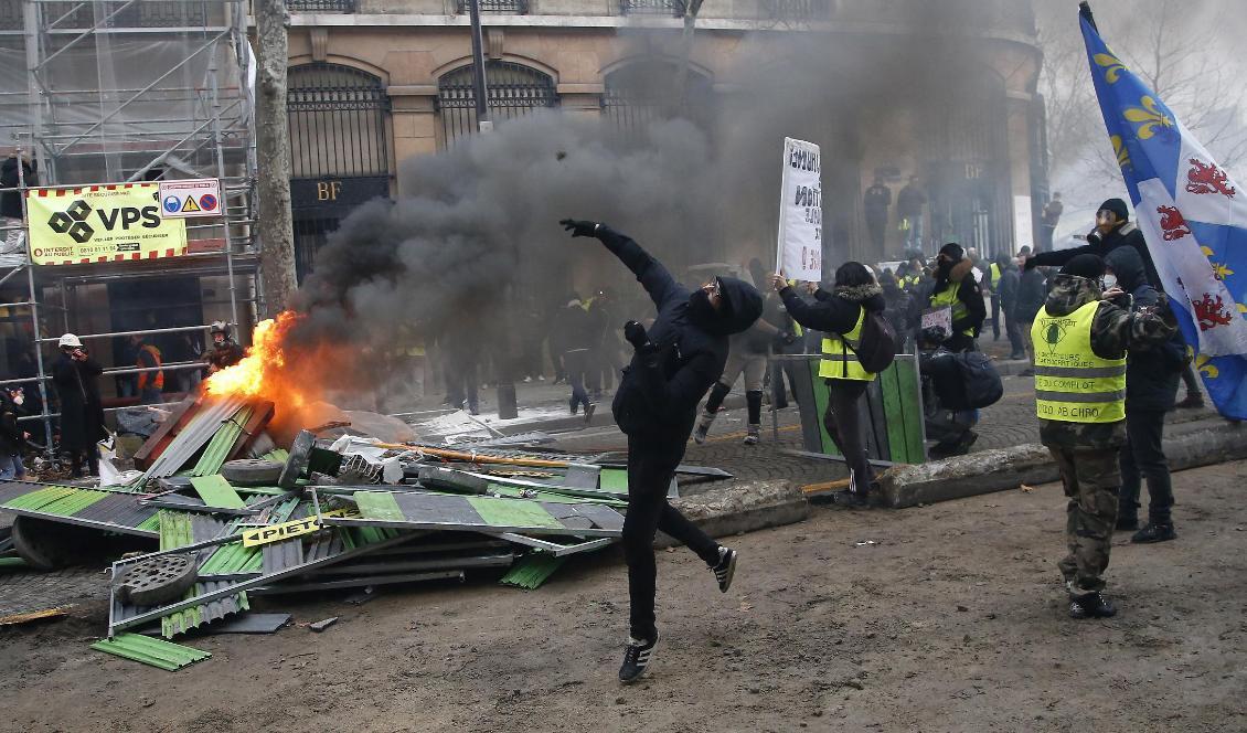 För elfte helgen i rad protesterade de så kallade Gula västarna i Frankrike på lördagen. Foto: Michel Euler/AP/TT