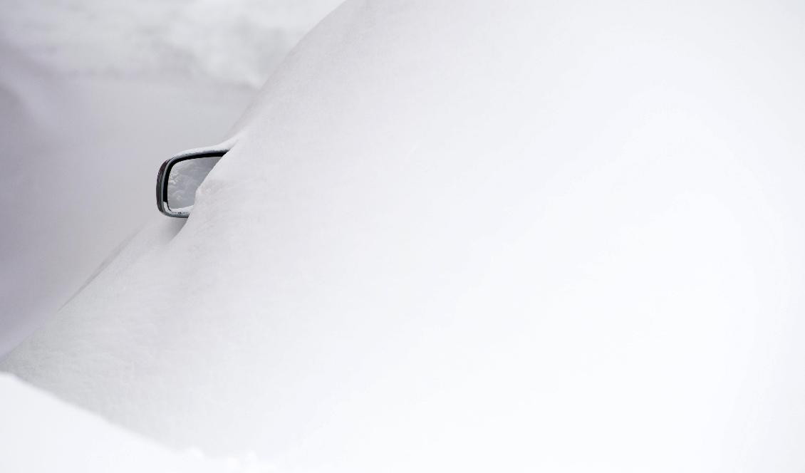 Sidobackspegeln på en bil sticker fram ur snömassor i Kanadas huvudstad Ottawa. Foto: Adrian Wyld/The Canadian Press/AP/TT-arkivbild