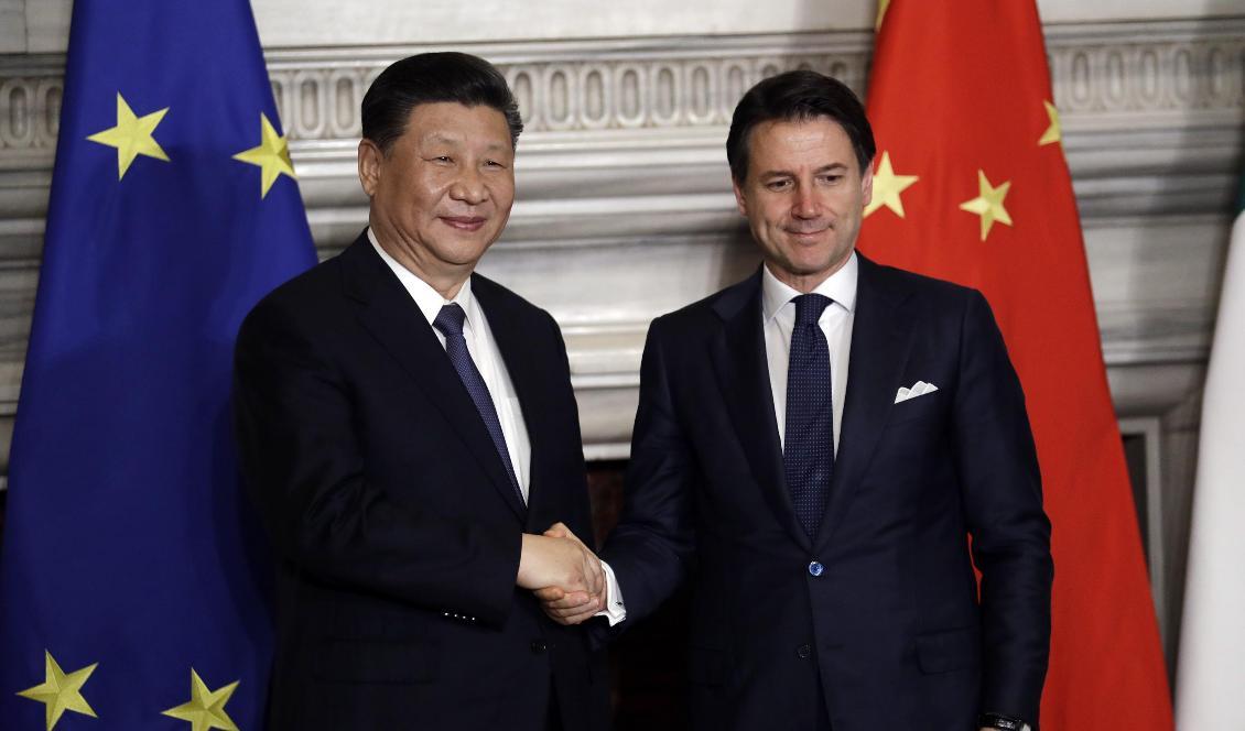 Kinas president Xi Jinping skakar hand med Italiens premiärminister Giuseppe Conte. Foto: Andrew Medichini/AP/TT