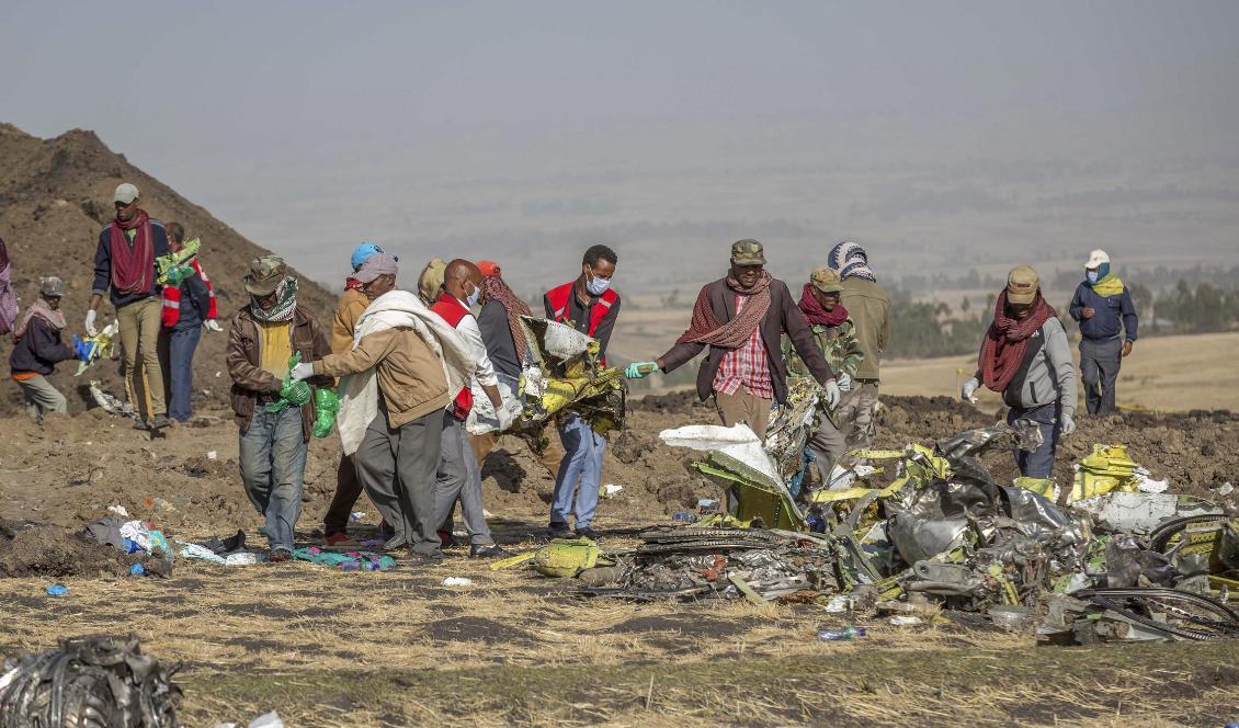 
Räddningsarbetare vid platsen där ett flygplan från bolaget Ethiopian Airlines kraschade i söndags. Foto: Mulugeta Ayene/AP/TT                                                
