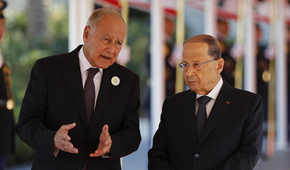 Arabförbundets generalsekreterare Ahmed Abul Gheit talar med Libanons president Michel Aoun. Foto: Hussein Malla/AP/TT