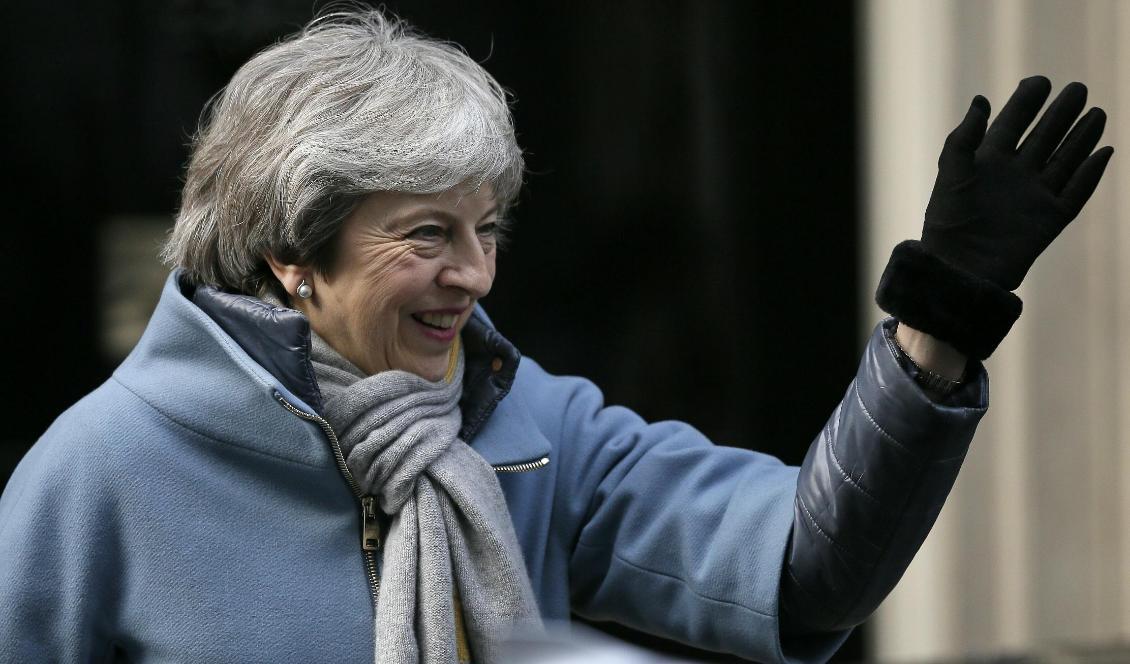 Den brittiska premiärministern Theresa May gör ett blixtförsök att samla stöd för sitt brexitavtal. Bild från torsdagen. Foto: Tim Ireland/AP/TT