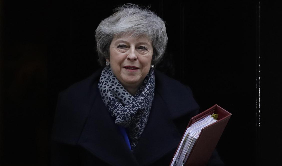 Theresa May utanför 10 Downing Street i London under onsdagskvällen. Foto: Kirsty Wigglesworth/AP/TT