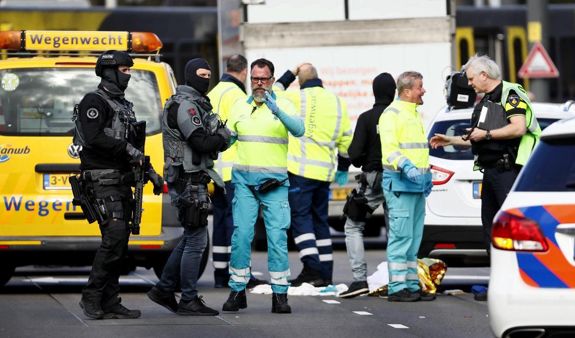 

Polis och vårdpersonal i Utrecht, där flera personer har skadats i en skottlossning. Foto: Robin Van Lonkhuijsen/AFP/TT                                                                                                