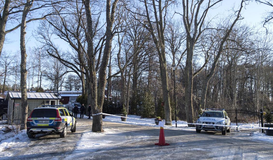 På lördagen spärrade polisen av en konferensanläggning vid Mälaren nordväst om Stockholm. Foto: Anders Wiklund/TT