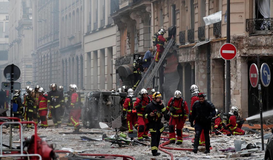 
Brandmän i arbete utanför bageriet där explosionen inträffade. Foto: Benoit Tessier/Reuters/TT                                                