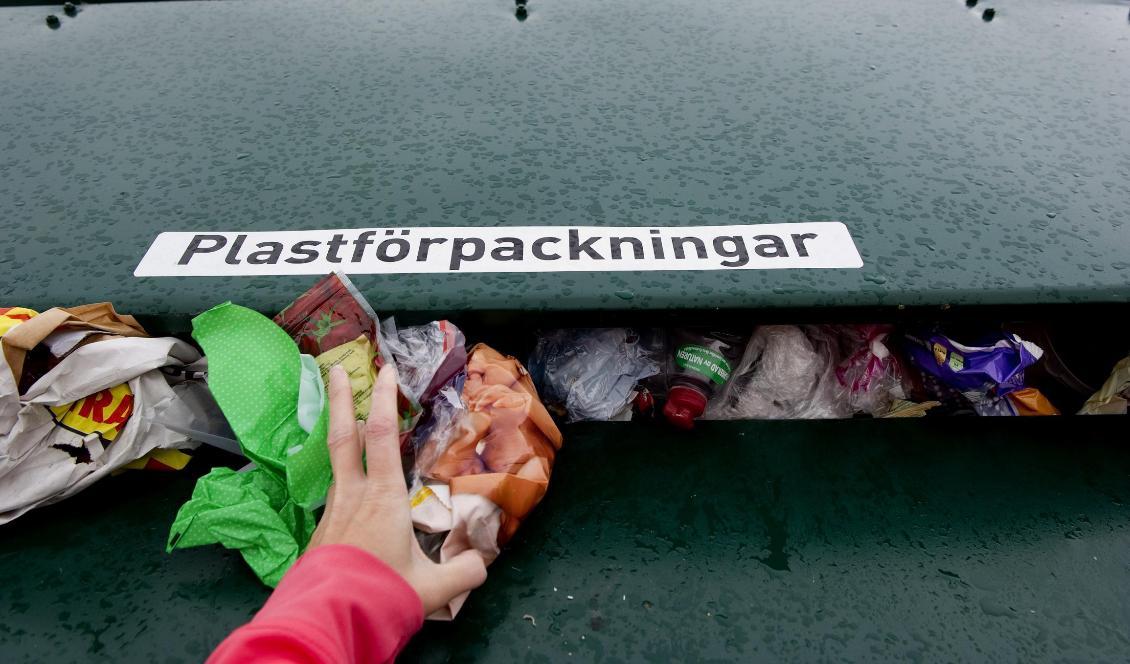 
Återvinning av plast på en återvinningsstation. Foto: Pontus Lundahl/TT-arkivbild                                                