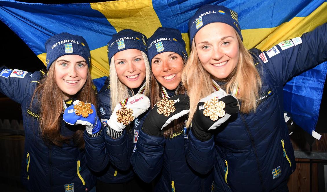Ebba Andersson, Frida Karlsson, Charlotte Kalla och Stina Nilsson med guldmedaljerna efter stafettsegern. Foto: Fredrik Sandberg/TT