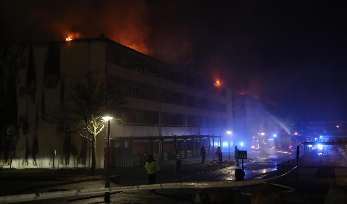 
En kraftig brand rasar sedan tisdagskvällen i ett flerfamiljhus i Skövde. Foto: Adam Ihse/TT                                                