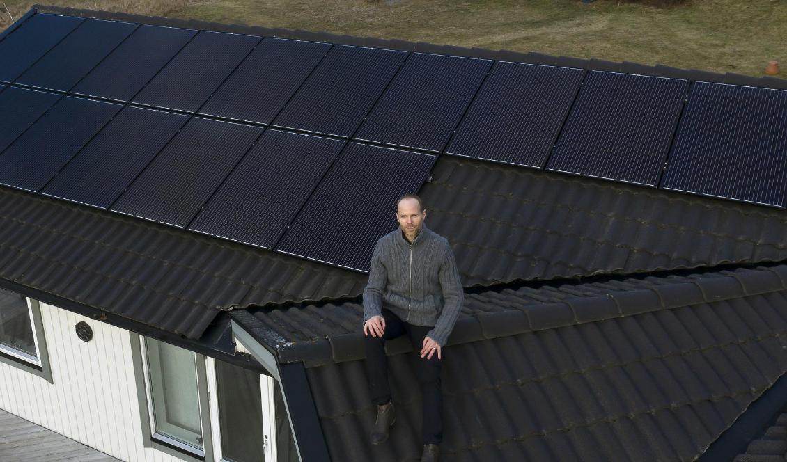 
Carl Talling har solceller på sitt fritidshus. Foto: Sören Andersson/TT                                                