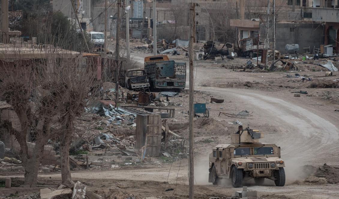 
USA-stödda kurdisk-arabiska SDF-milisen kör förbi Bagouz i Syrien den 10 februari. Foto: Chris McGrath/Getty Images                                                