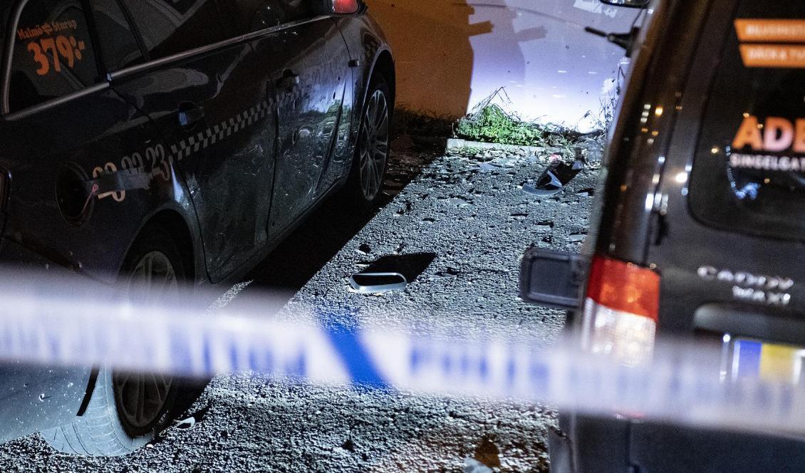Två taxibilar skadades i samband med en detonation i ett industriområde i Malmö under natten. Foto: Johan Nilsson/TT