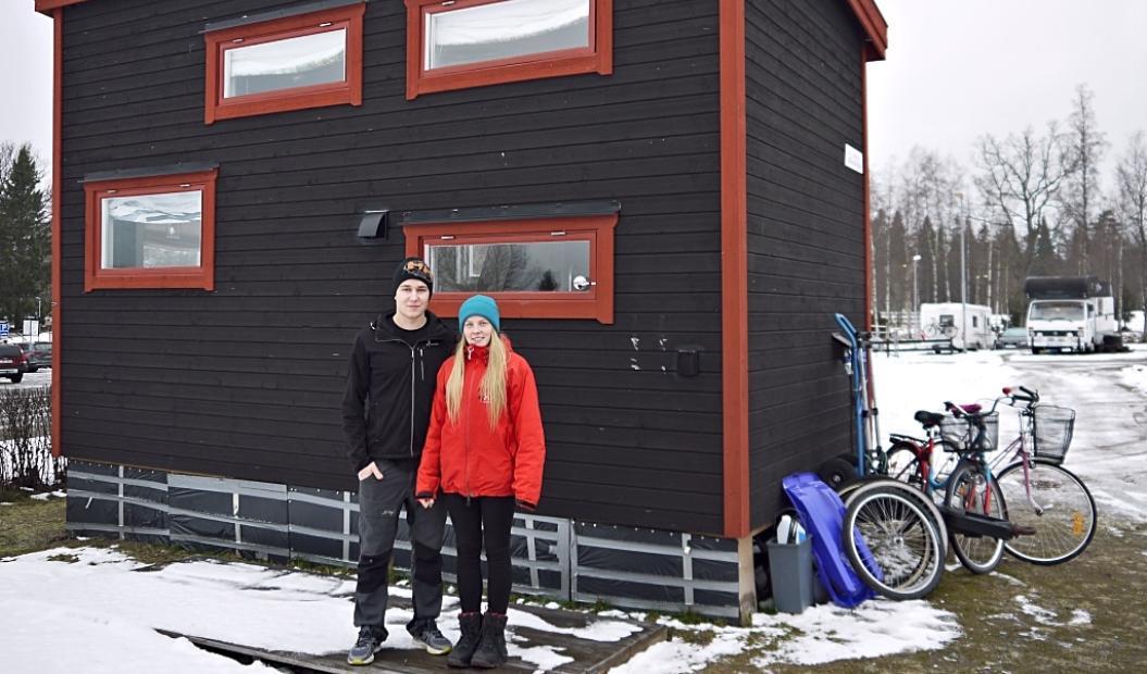 



Lina Spåls och hennes sambo utanför huset hon har byggt. Foto: Sandra Junhammar                                                                                                                                                                                                