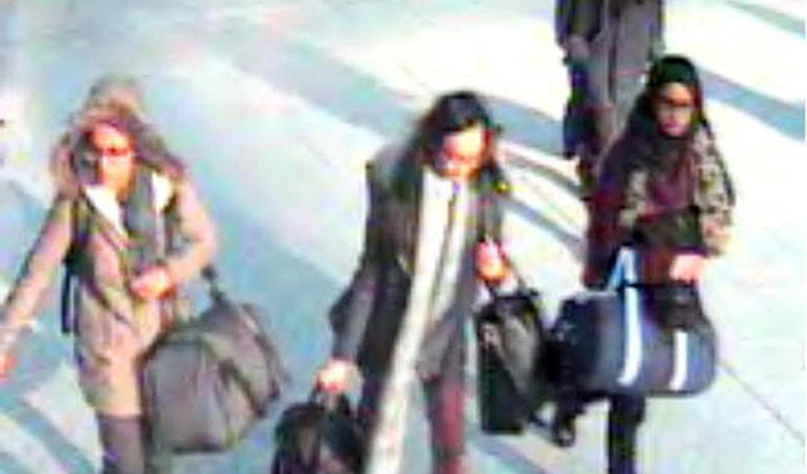

De tre tonåringarna fastnade på bild på Gatwicks flygplats i februari 2015 på väg för att ansluta sig till IS i Syrien. Foto: Metropolitan Police/TT-arkivbild                                                                                                