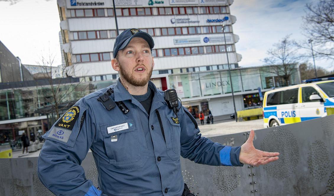 – Hela samhället känns hårdare, säger Eric, som arbetar som ordningsvakt på uppdrag av Stockholms stad. Foto: Jonas Ekströmer/TT