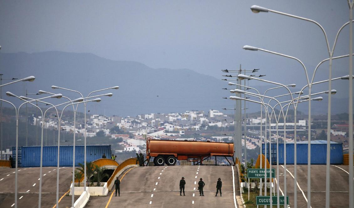Containrar och lastbilar över en bro på gränsen mellan Colombia och Venezuela. Foto: Fernando Llano/AP/TT