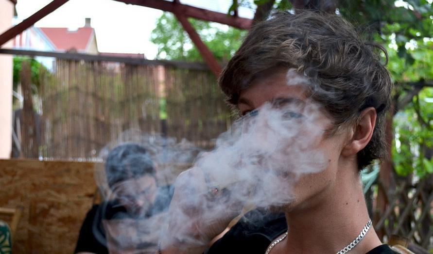 

Enligt en ny forskningsstudie ökar rökning av högpotent cannabis risken för psykos markant.                                                                                                 