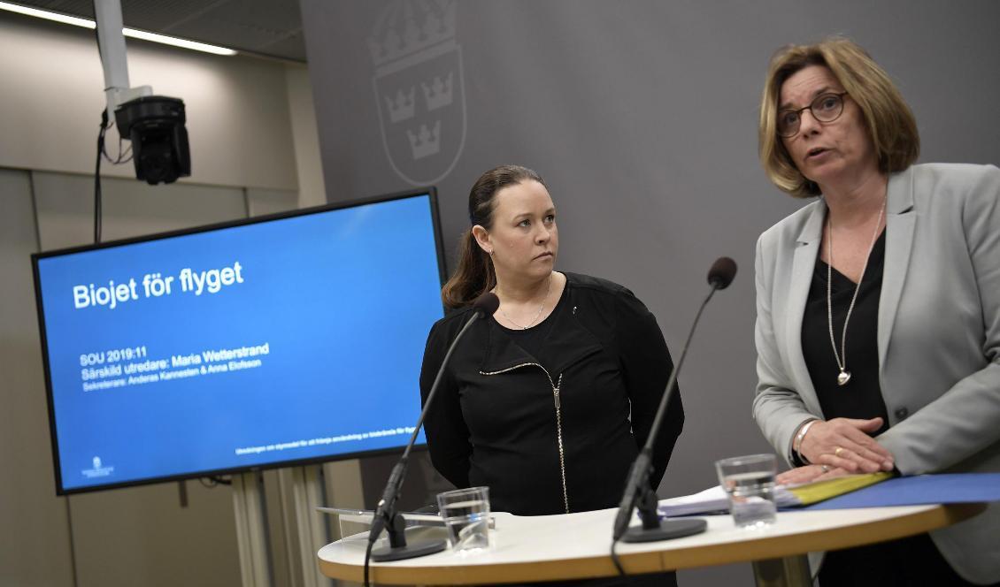 

Maria Wetterstrand överlämnar utredningen om bioflygbränsle till miljö- och klimatminister Isabella Lövin. Foto: Pontus Lundahl/TT-arkivbild                                                                                                