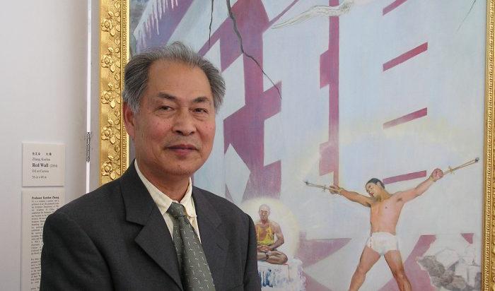 Konstnären och skulptören Kunlun Zhang står framför sin målning ”Röd mur”. Zhang säger att målningen är en realistisk avbildning av några av de tortyrmetoder som används på Falun Gong-utövare som sitter fängslade i Kinas arbetsläger. Foto: The Epoch Times