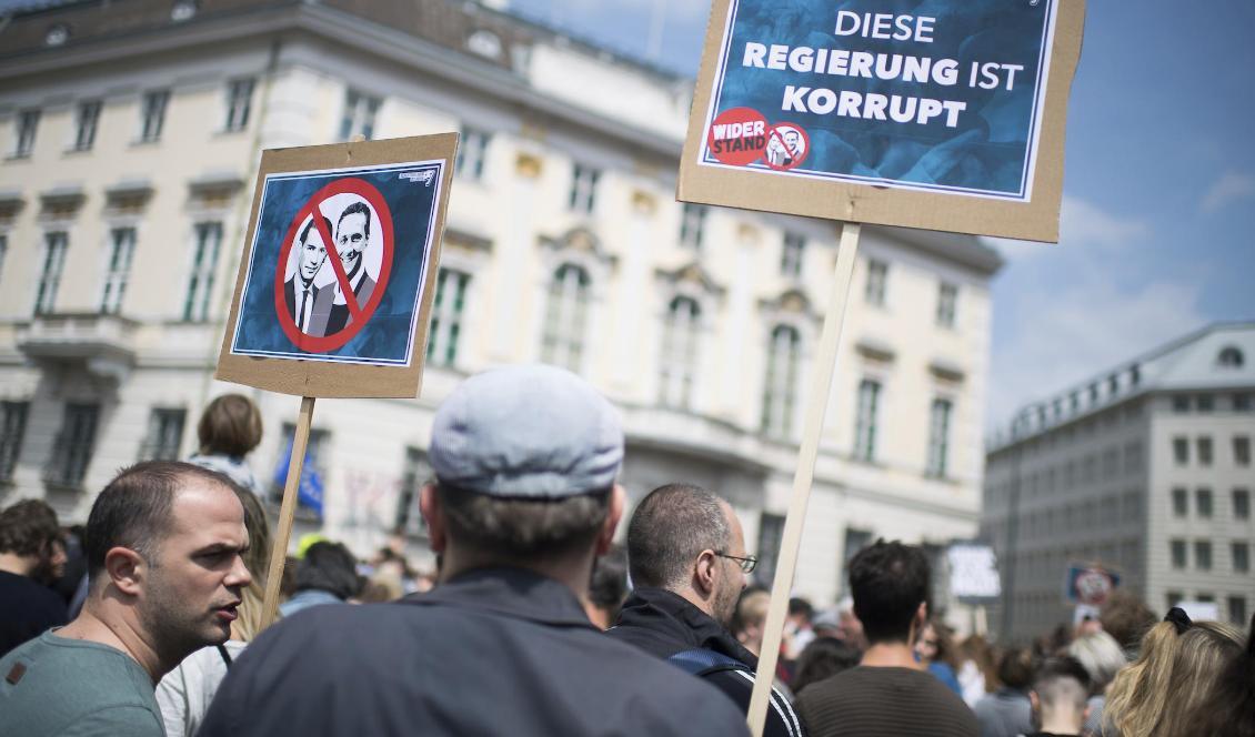 

Tusentals demonstranter samlades på lördagen i regeringskvarteren i Wien och krävde nyval. Foto: Michael Gruber/AP/TT                                                                                                