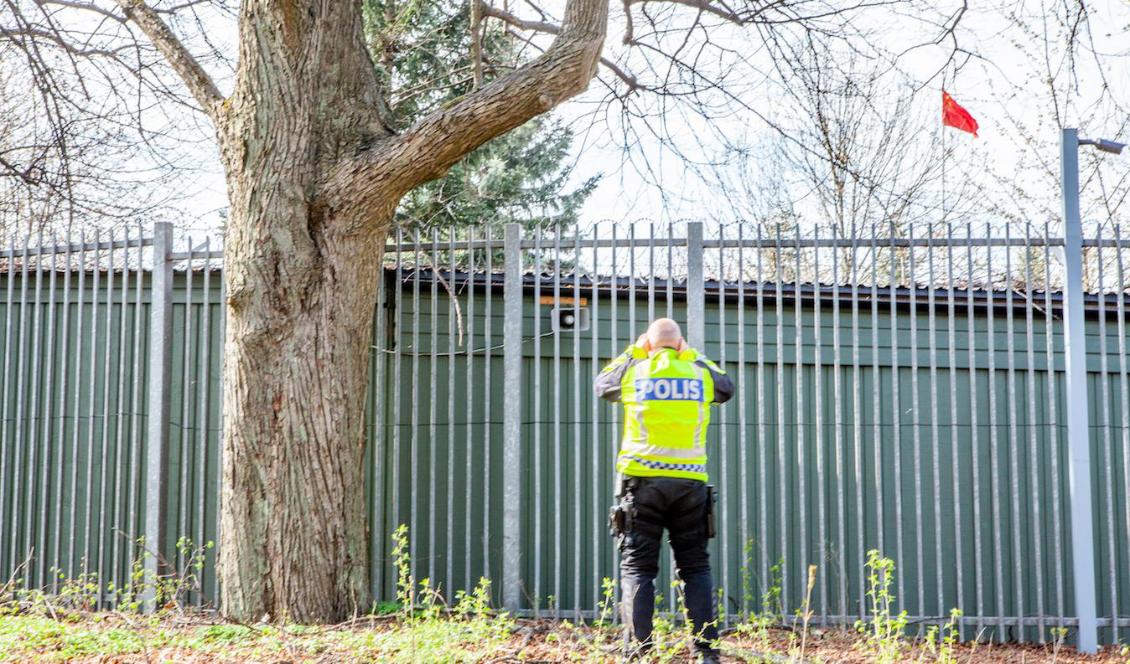 Polis står utanför Kinesiska ambassaden i Stockholm den 25 April. Foto: Epoch Times