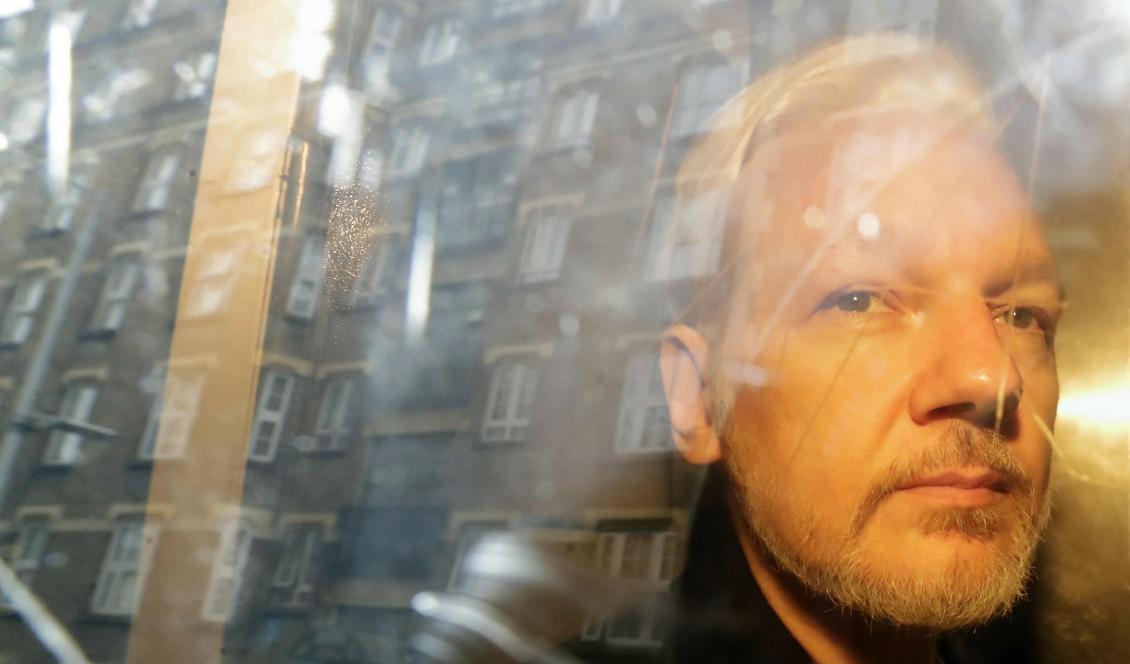 Julian Assange efter att ha dömts till 50 veckors fängelse under onsdagen. Foto: Matt Dunham/AP/TT-arkivbild